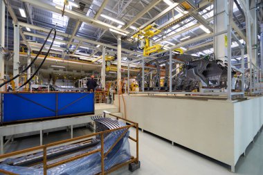 İşçiler bir araç gövde monte. arabalar kaynak işlemi. Modern otomobil fabrikasında montaj. araba vücut otomatik oluşturma işlemi