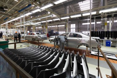 İşçiler bir araç gövde monte. arabalar kaynak işlemi. Modern otomobil fabrikasında montaj. araba vücut otomatik oluşturma işlemi