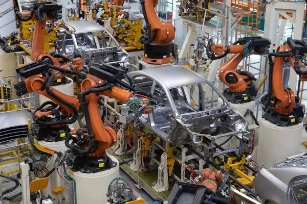 Carrocería del coche en vista superior del transportador. Ensamblaje moderno de coches en la planta. El proceso de construcción automatizado de la carrocería — Foto de Stock