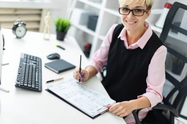 Genç kız belgeleri doldurur