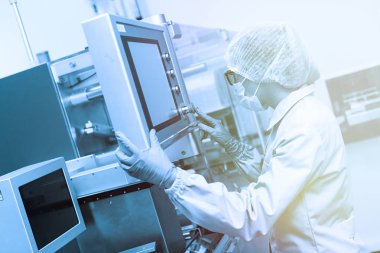 fabrika işçisi Denetim Masası yapılandırır. Mavi tonu. Mavi renk tonu