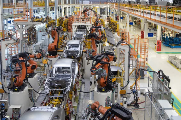 Carrocería del coche en vista superior del transportador. Ensamblaje moderno de coches en la planta. El proceso de construcción automatizado de la carrocería — Foto de Stock