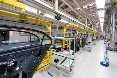 Konveyör araba kapı. Robot araba Meclisi olmasını sağlamaktadır. Modern araç montaj fabrikası'nda