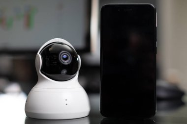 Web kamerası ve cep telefonu ile koyu arka plan üzerine boş siyah perde