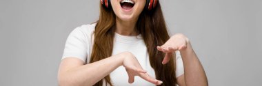 Duygusal güzel mutlu artı boyutu model kulaklık ve güneş gözlüğü kamera müzik stüdyosu arıyorsunuz ayakta portresi