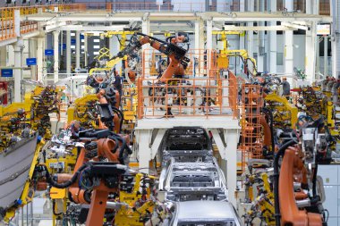 Konveyör fabrikasında otomobil Modern montaj araba gövdesi. araba vücut otomatik oluşturma işlemi