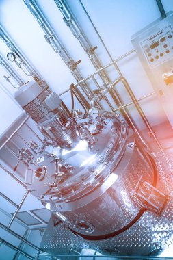 büyük çelik Hidrofor. Mavi tonu. Mavi renk tonu