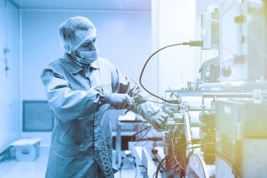 bitki resim, fabrika işçisi makine, çelik makineleri tamir ediyor. Mavi tonu. Mavi renk tonu