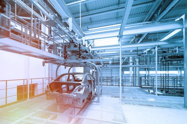 Montaje de partes de los robots de coche. proceso de construcción automatizado de coches. Fábrica para la producción de coches en azul. — Foto de Stock