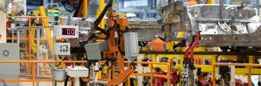 Robotlar tarafından araçların otomatik derleme işlemi. Otomotiv üretim hattı. uzun biçimi. Geniş çerçeve