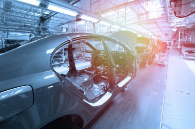 Araba organları montaj hattı üzerinde bulunmaktadır. Fabrika üretim mavi araba için. Modern otomotiv sanayi. Mavi tonu