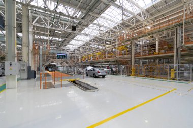 fabrikada yeni arabadır. Otomobillerin depo. Modern araç montaj fabrikası'nda