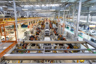 Konveyör fabrikasında otomobil Modern montaj araba gövdesi. araba vücut otomatik oluşturma işlemi