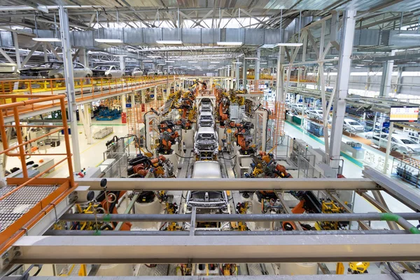 汽车车身在传送带现代装配的汽车在工厂。车身自动制造过程 — 图库照片