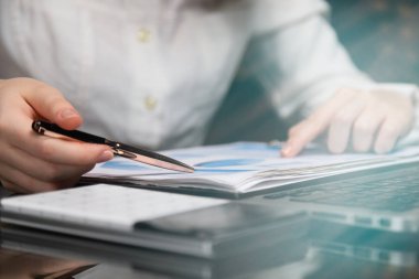 Eller grafikle defter bir arka plan üzerinde çalışmak.