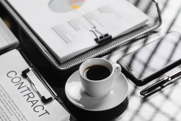Vertragsunterzeichnung für eine Tasse Kaffee aus nächster Nähe — Stockfoto