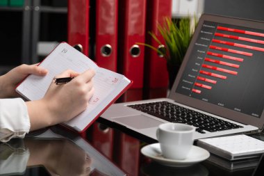 Notlar günlük tablet bilgisayar yanında yapım eller Close-up