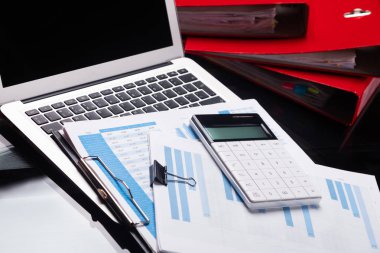 Belgelerle ve kırmızı klasörleri yakınındaki Kırtasiye Ofis İşyeri