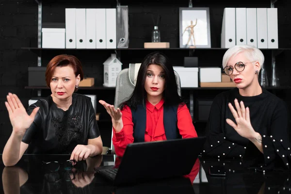 Trabajo en equipo en el proyecto de tres mujeres de negocios — Foto de Stock