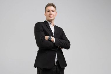 Silah ile siyah elbiseli Genç adam portresi izole üzerinde beyaz arka plan geçti