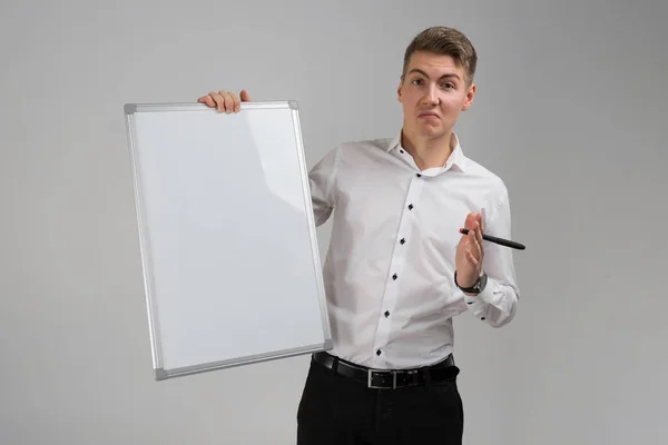 Retrato de jovem com placa magnética limpa e marcador em suas mãos isolado sobre fundo branco — Fotografia de Stock