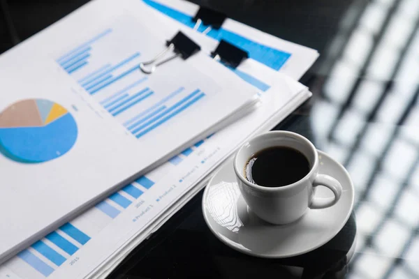 Stack av finansiella dokument och en kopp kaffe närbild — Stockfoto