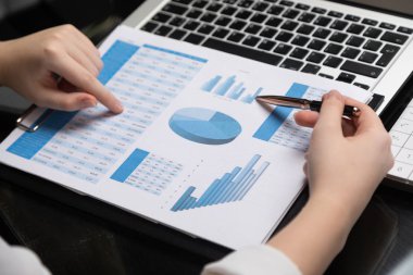 Eller grafikle defter bir arka plan üzerinde çalışmak.