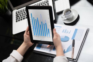 Tablet finansal belgeler özgeçmişlerine holding yakın çekim eller