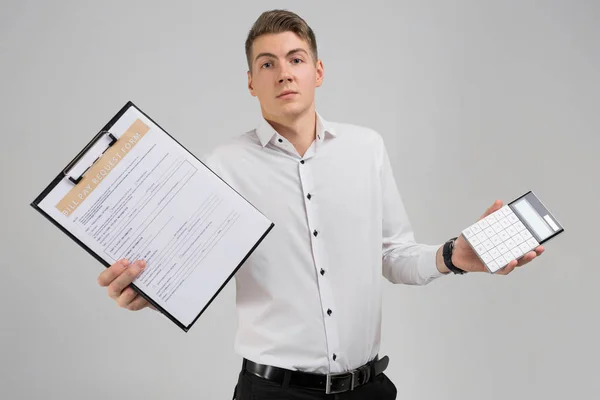 Porträt eines jungen Mannes mit Rechnungen und Taschenrechner in der Hand isoliert auf weißem Hintergrund — Stockfoto