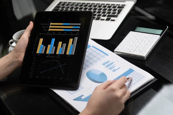 Primer plano de la tableta de mano y el lápiz de punto en el gráfico — Foto de Stock