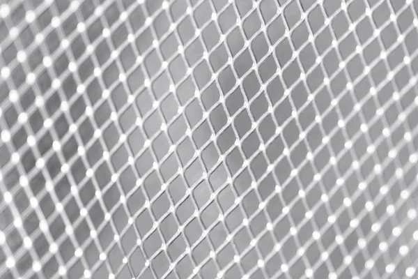 Quadratisches Gitter auf weißem Wand-Metallhintergrund Nahaufnahme — Stockfoto
