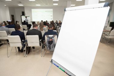 Konferans salonunda kitlenin zemin üzerine kurulu. İş kavramı