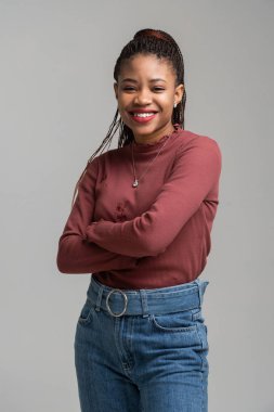 Güzel Afrikalı-Amerikalı kız ile bükülmüş el ayakta portresi