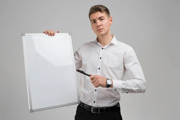 Retrato de jovem com placa magnética limpa e marcador em suas mãos isolado sobre fundo branco — Fotografia de Stock