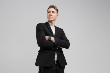 Silah ile siyah elbiseli Genç adam portresi izole üzerinde beyaz arka plan geçti