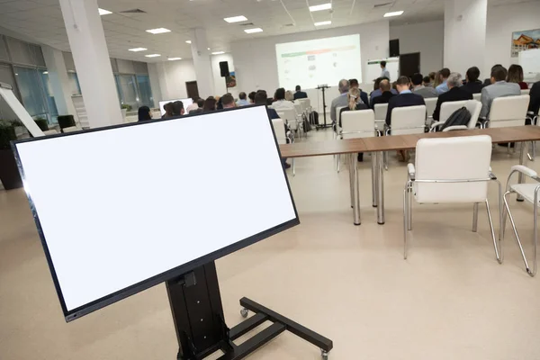 Monitore mostrando a organização do plano de desenvolvimento contra o público na sala de conferências. Análise de Negócios, Conceito de Estatística — Fotografia de Stock