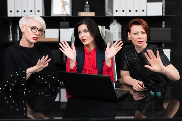 Trabajo en equipo en el proyecto de tres mujeres de negocios — Foto de Stock