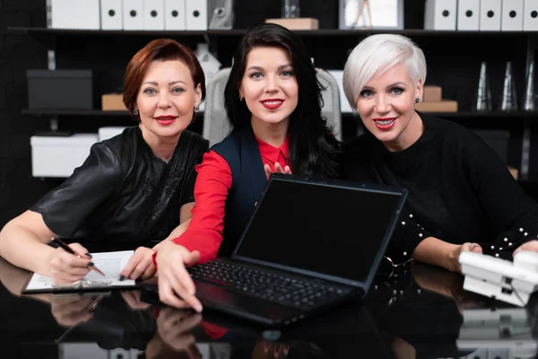 Портрет трьох ділових жінок на роботі в стильному офісі — стокове фото