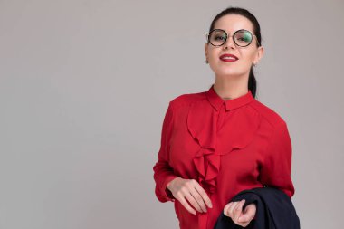 Yatay hafif bir arka plan üzerinde izole iş elbiseleri güzel bir kız portresi