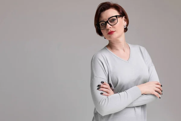 Retrato de mujer hermosa con gafas aisladas sobre fondo claro —  Fotos de Stock