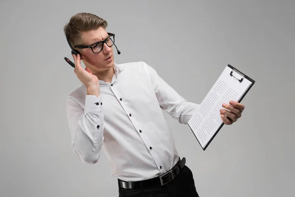 Joven en gafas y auriculares con seguro en manos aisladas sobre fondo blanco — Foto de Stock