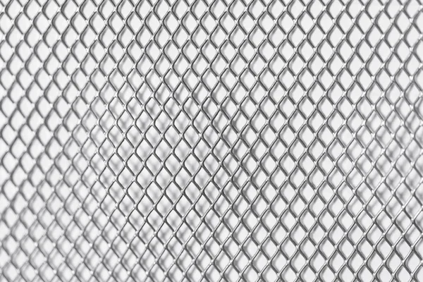 Quadratisches Gitter auf weißem Wand-Metallhintergrund Nahaufnahme — Stockfoto