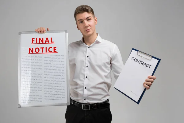 Junger Mann mit Kündigung und Vertrag isoliert vor hellem Hintergrund — Stockfoto