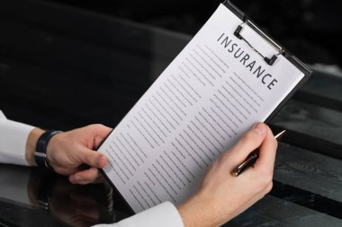 Genç adam parlak Office sigorta şartları hakkında bilgi