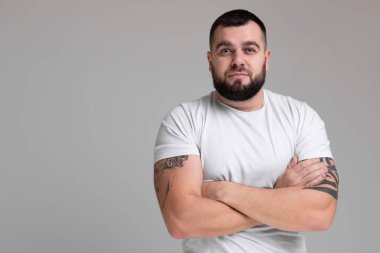 Yatay ışık arka plan üzerinde izole güçlü adam portresi