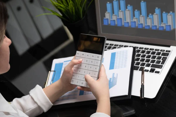 Zakenvrouw investeringen consultant analyseren bedrijf financieel verslag balans jaarverklaring die werken met Rekenmachine en laptop — Stockfoto