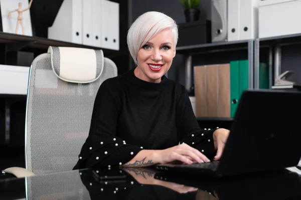 Retrato de mulher elegante trabalhando com laptop no escritório — Fotografia de Stock