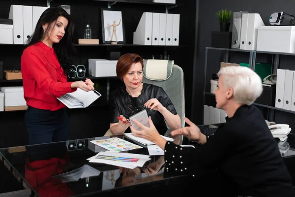 Mujeres de negocios discuten documentos financieros en el escritorio en la oficina — Foto de Stock