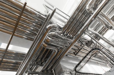 Peynir yapma kavramının bir parçası olarak otomatik donatımın kompleksleri fabrika arka planda