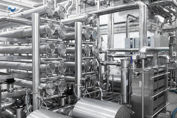 Oleodutos industriais e equipamentos modernos no interior da produção de queijo — Fotografia de Stock